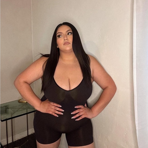 Skims sz L Seamless Sculpt Mid-Thigh Bodysuit Onyx black New without box shorts